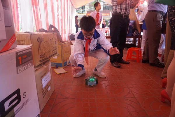 Học sinh v&ugrave;ng cao h&ograve; reo với robot, th&iacute; nghiệm khoa học - Ảnh 5.