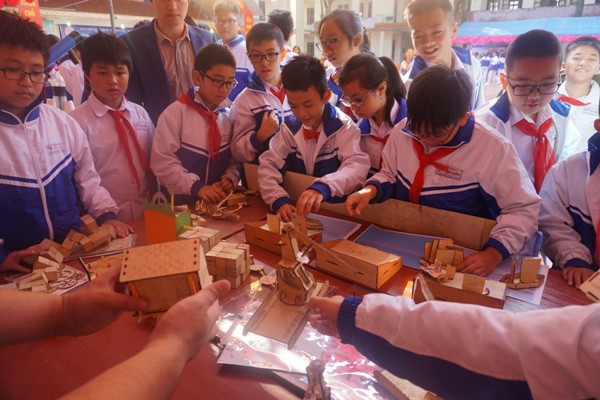Học sinh v&ugrave;ng cao h&ograve; reo với robot, th&iacute; nghiệm khoa học - Ảnh 6.
