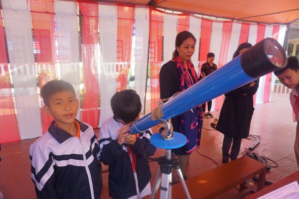 Học sinh v&ugrave;ng cao h&ograve; reo với robot, th&iacute; nghiệm khoa học - Ảnh 7.