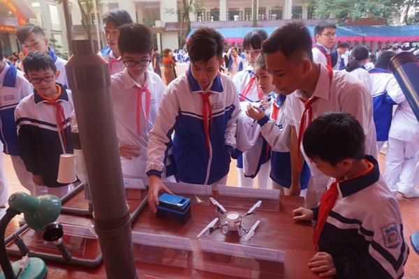 Học sinh v&ugrave;ng cao h&ograve; reo với robot, th&iacute; nghiệm khoa học - Ảnh 8.