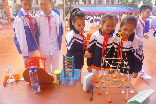 Học sinh v&ugrave;ng cao h&ograve; reo với robot, th&iacute; nghiệm khoa học - Ảnh 9.