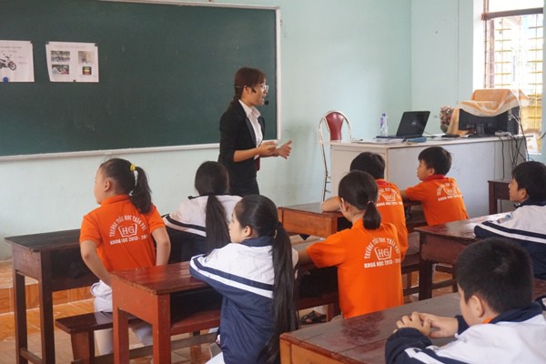 Học sinh v&ugrave;ng cao h&ograve; reo với robot, th&iacute; nghiệm khoa học - Ảnh 10.