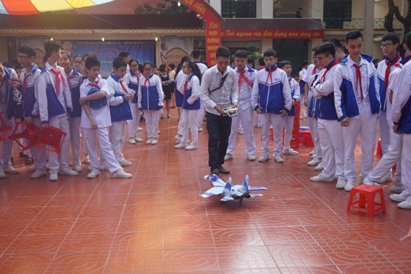 Học sinh v&ugrave;ng cao h&ograve; reo với robot, th&iacute; nghiệm khoa học - Ảnh 11.