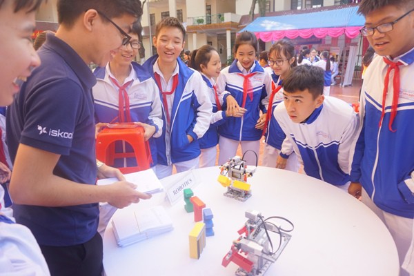 Học sinh vùng cao hò reo với robot, thí nghiệm khoa học