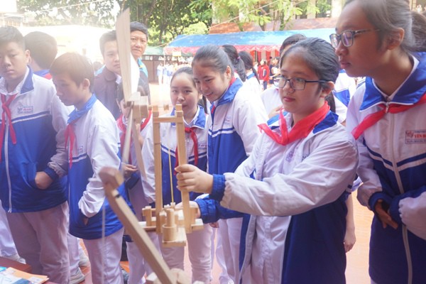 Học sinh v&ugrave;ng cao h&ograve; reo với robot, th&iacute; nghiệm khoa học - Ảnh 13.