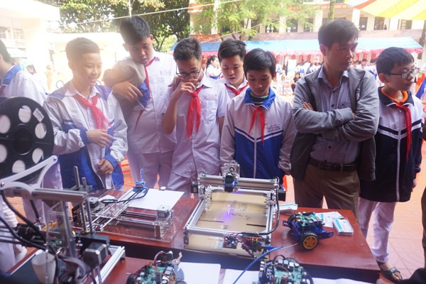 Học sinh v&ugrave;ng cao h&ograve; reo với robot, th&iacute; nghiệm khoa học - Ảnh 14.