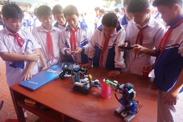 Học sinh v&ugrave;ng cao h&ograve; reo với robot, th&iacute; nghiệm khoa học - Ảnh 15.