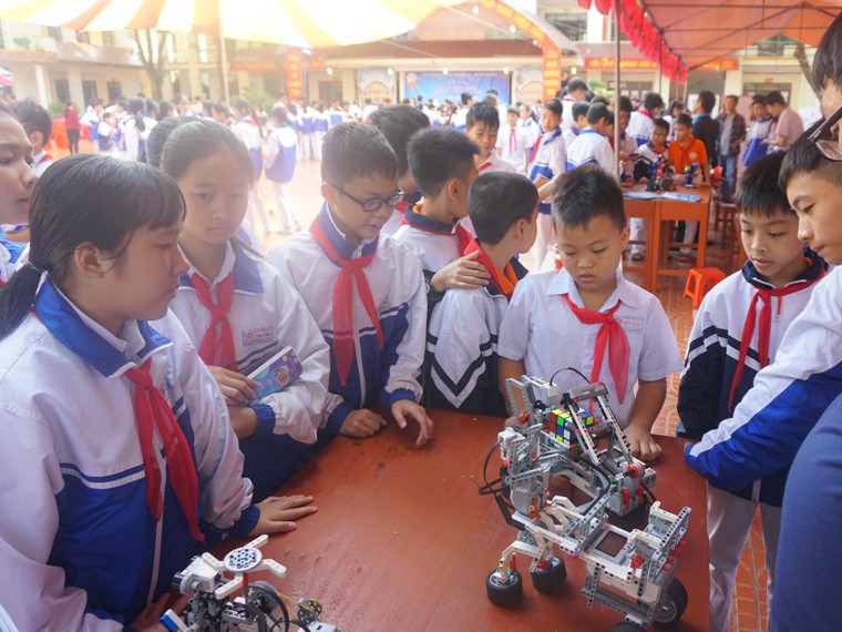 Học sinh v&ugrave;ng cao h&ograve; reo với robot, th&iacute; nghiệm khoa học - Ảnh 16.