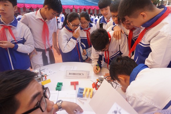 Học sinh v&ugrave;ng cao h&ograve; reo với robot, th&iacute; nghiệm khoa học - Ảnh 17.