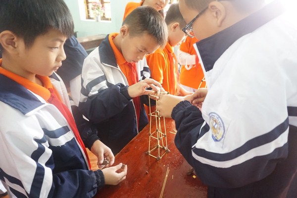 Học sinh v&ugrave;ng cao h&ograve; reo với robot, th&iacute; nghiệm khoa học - Ảnh 18.