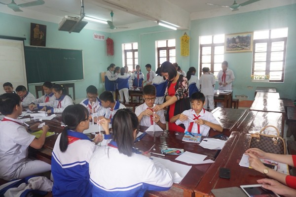 Học sinh v&ugrave;ng cao h&ograve; reo với robot, th&iacute; nghiệm khoa học - Ảnh 20.