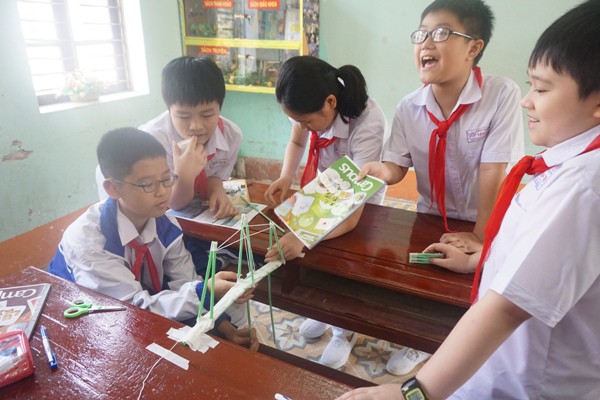 Học sinh v&ugrave;ng cao h&ograve; reo với robot, th&iacute; nghiệm khoa học - Ảnh 21.