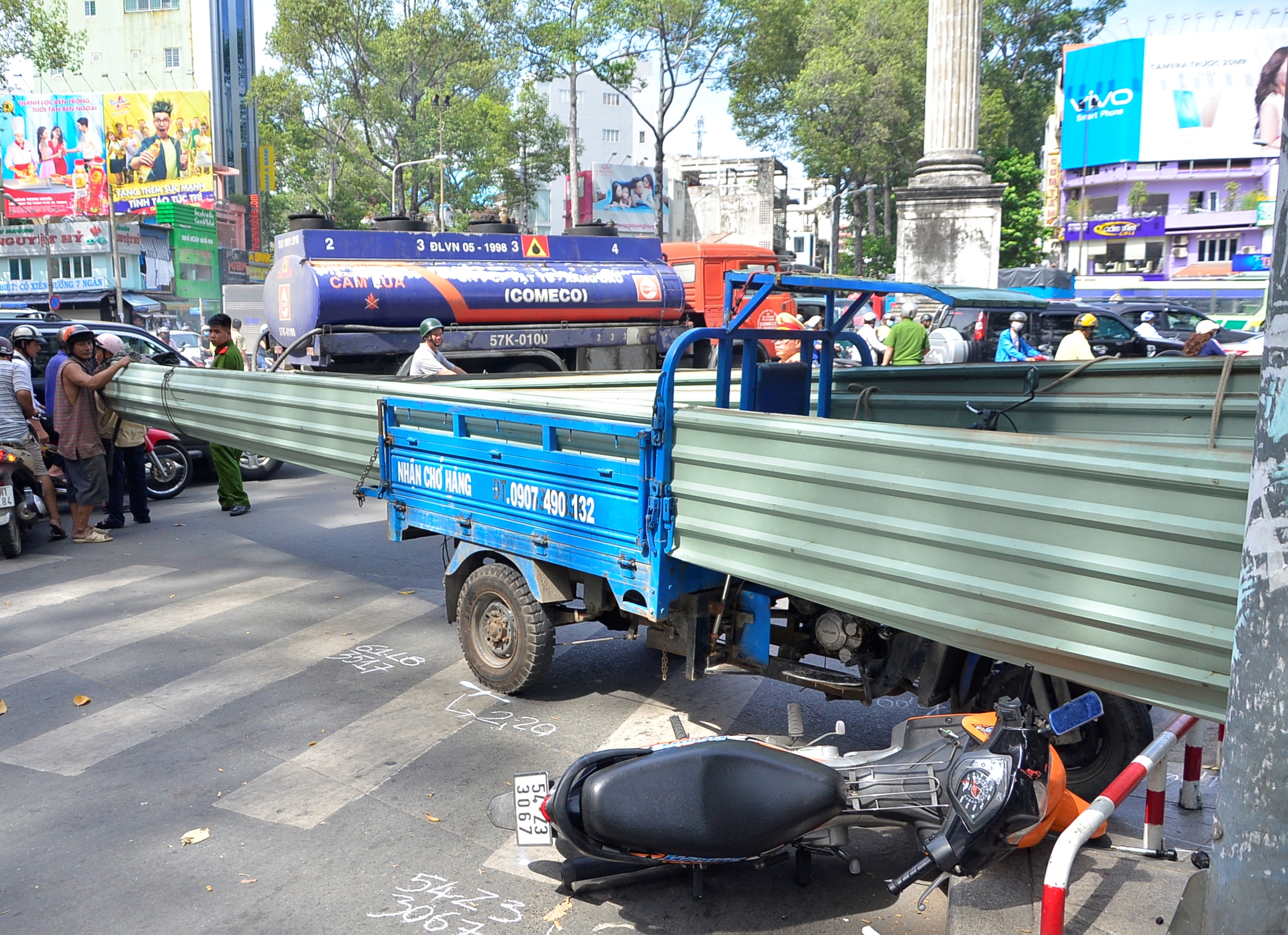 Tấm tôn trên xe ba gác gây họa
