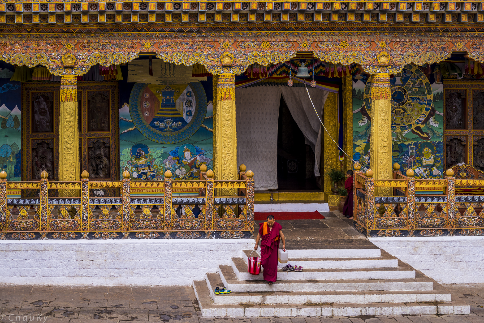 
Sư l&agrave;m việc sửa chữa ở Punakha Dzong
