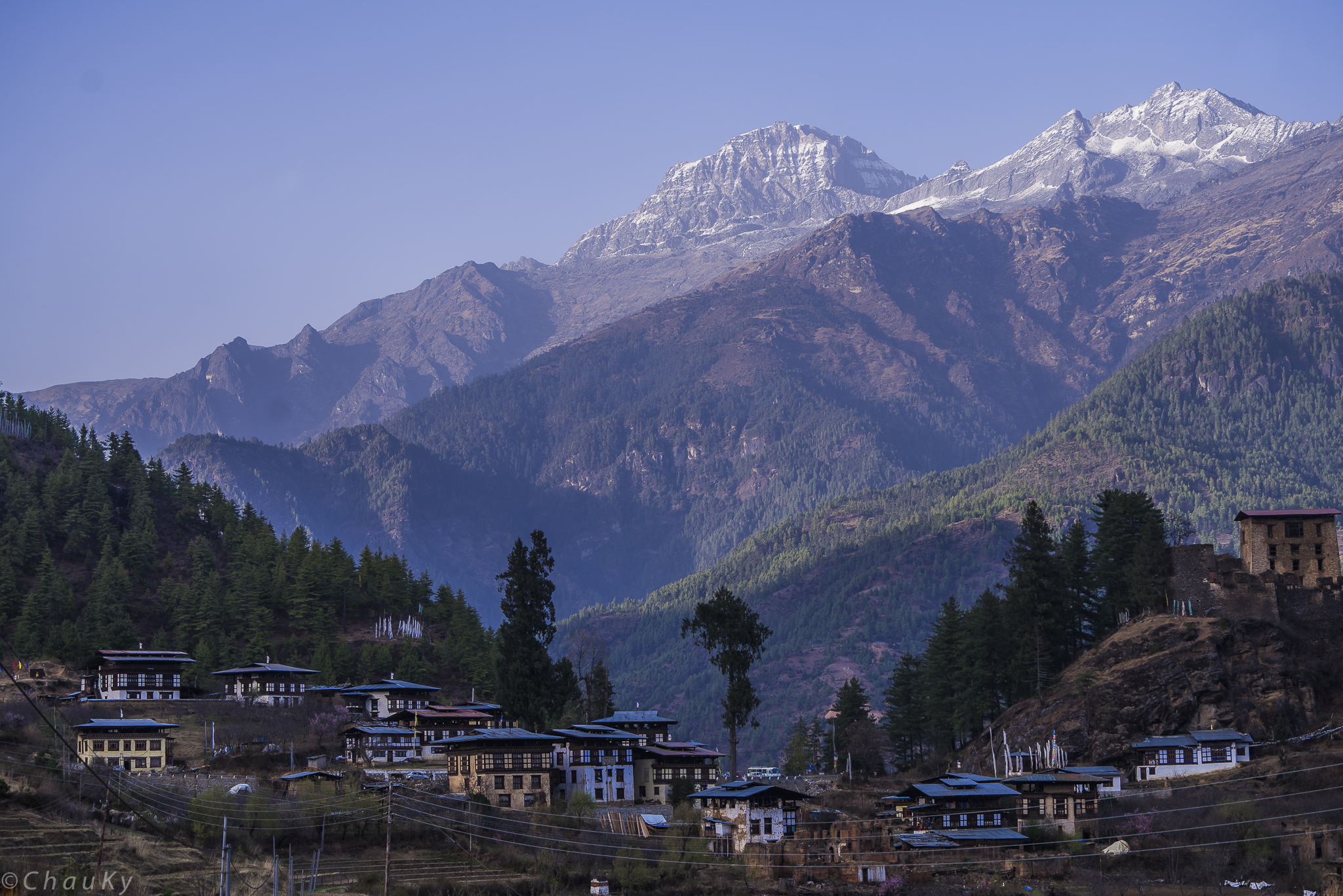 
Một ng&ocirc;i l&agrave;ng thanh b&igrave;nh trong thung lũng, ph&iacute;a xa l&agrave; d&atilde;y n&uacute;i tuyết trong d&atilde;y Himalaya
