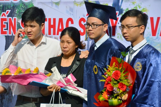 Nước mắt mẹ rơi trong lễ nhận bằng tốt nghiệp cho con đã mất