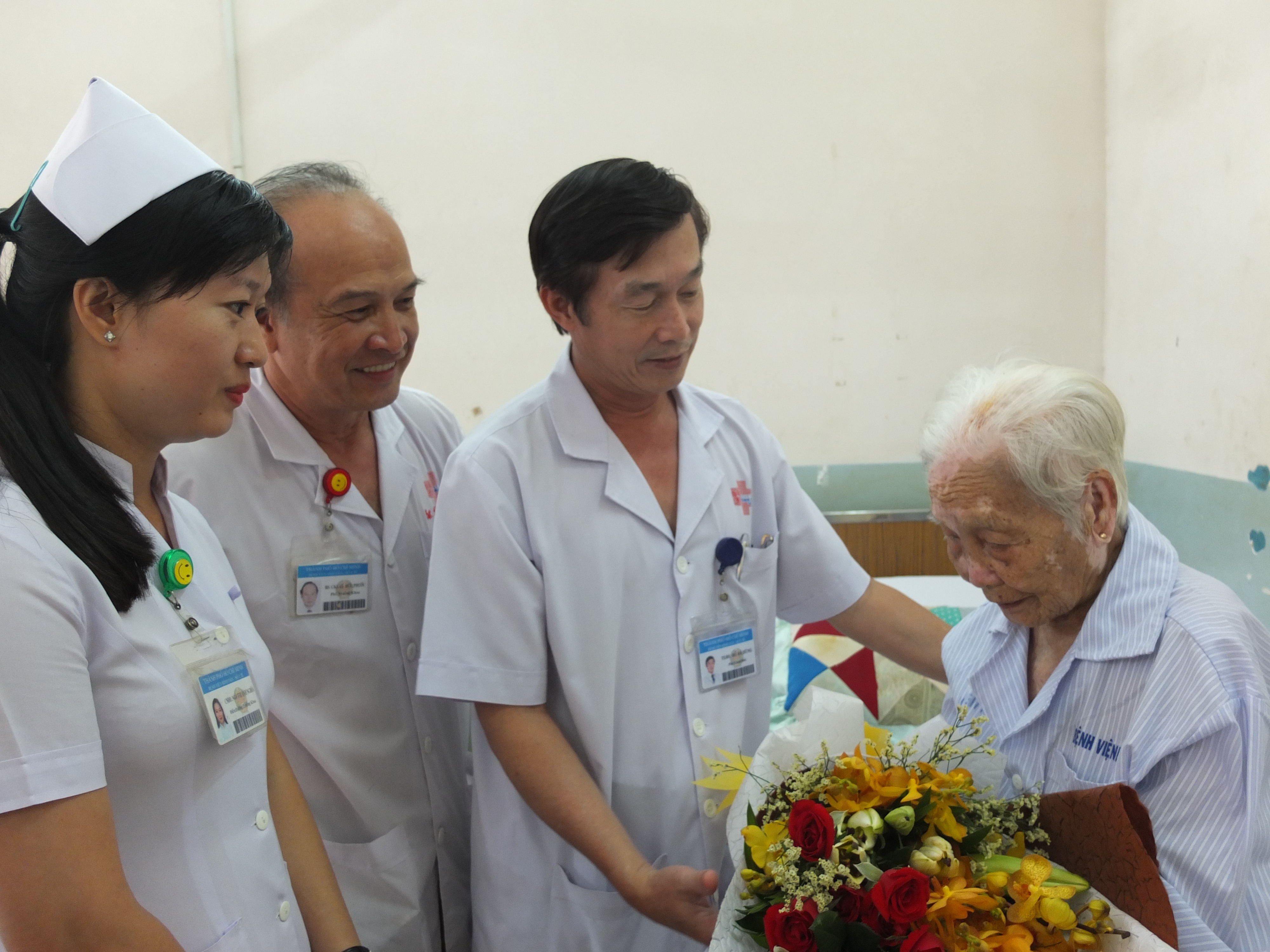 Cứu sống cụ b&agrave; 104 tuổi bị sỏi mật khổng lồ - Ảnh 1.