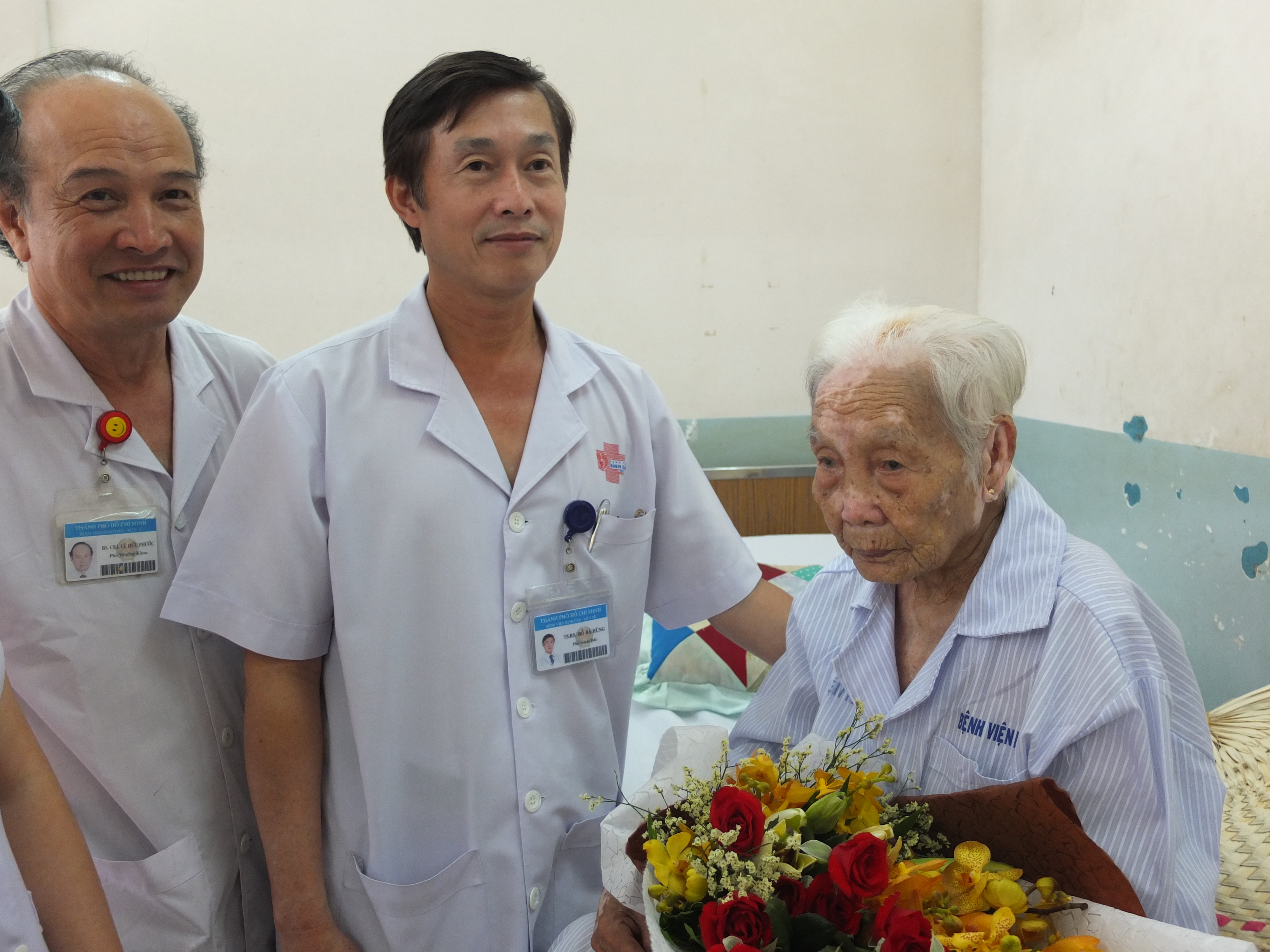 Cứu sống cụ bà 104 tuổi bị sỏi mật khổng lồ