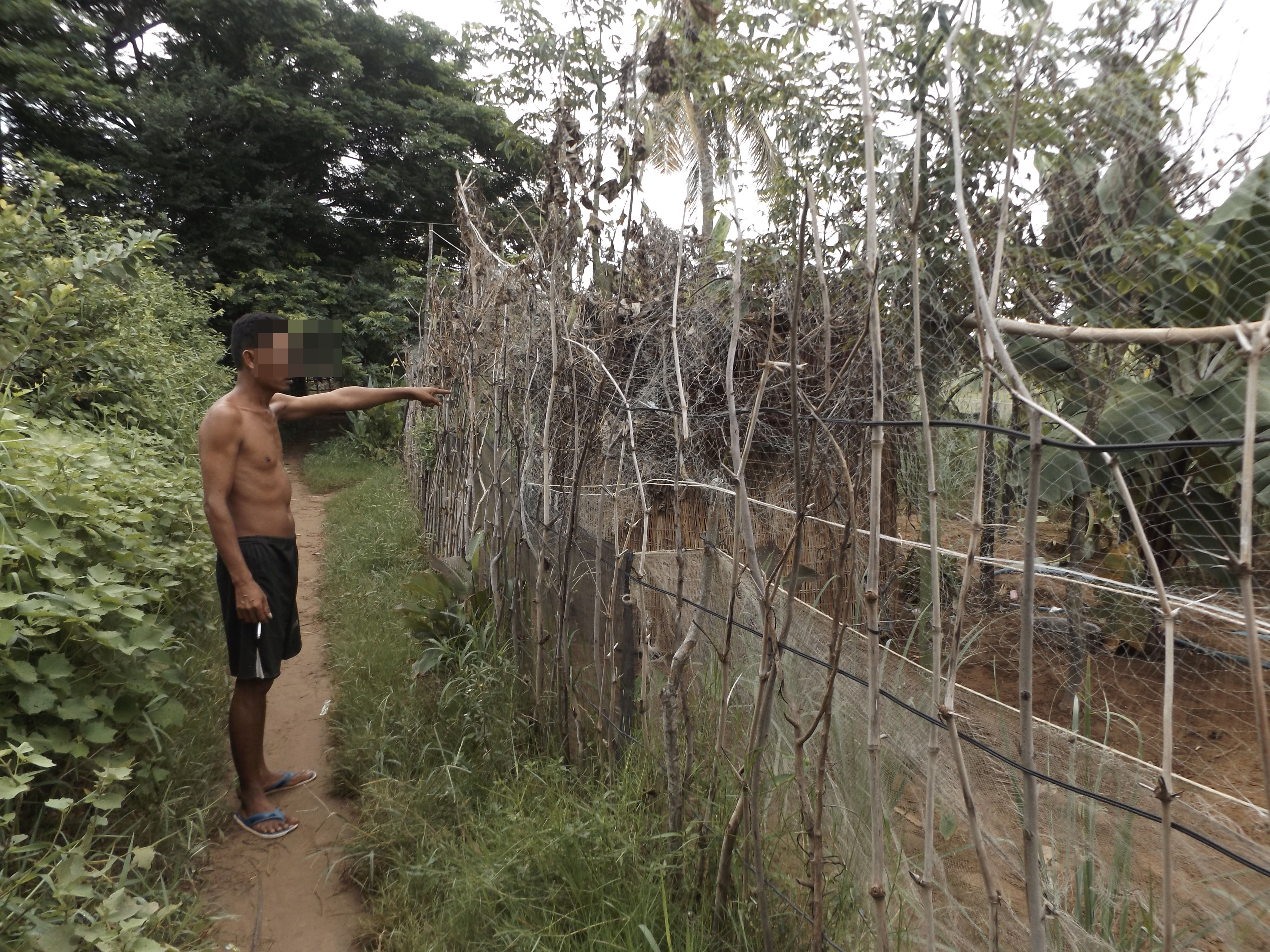 Xóm nghèo bàng hoàng trước cái chết của bé gái bị xâm hại - Ảnh 4.