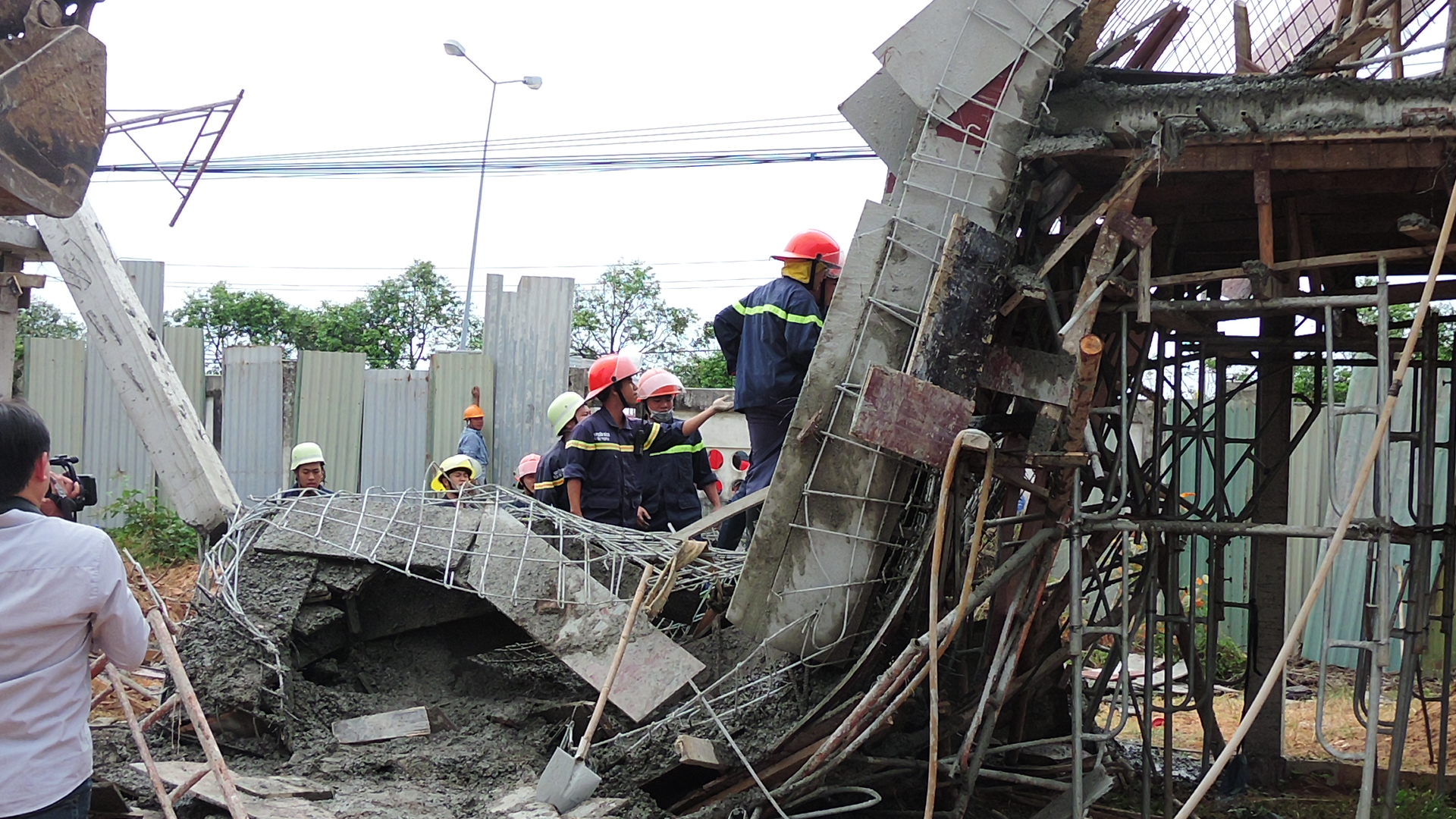 3 công nhân bị sập giàn giáo chấn thương cổ, mắt