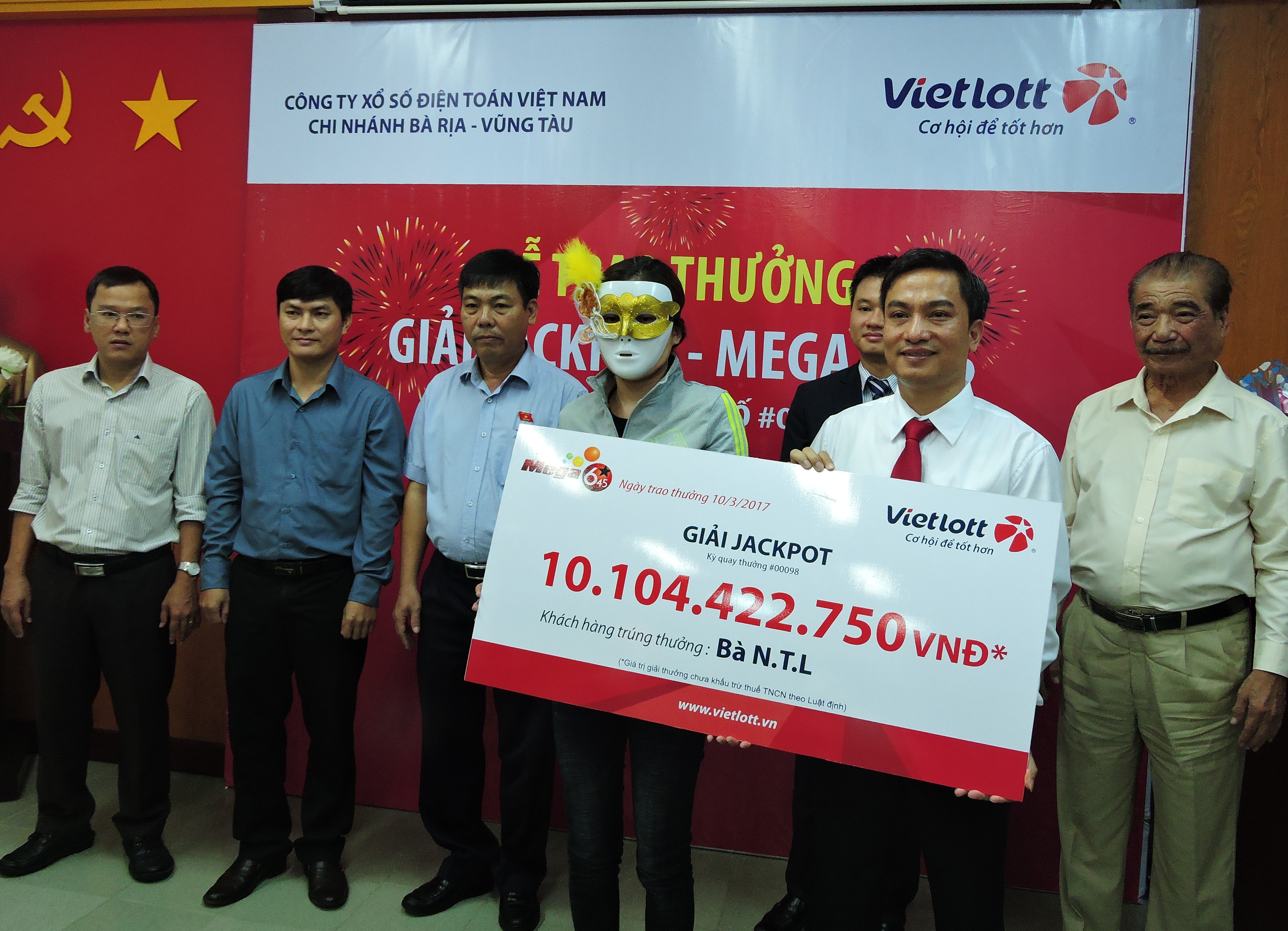 
Nữ kh&aacute;ch h&agrave;ng đến từ Đồng Nai nhận giải thưởng hơn 10 tỉ đồng từ Vietlott
