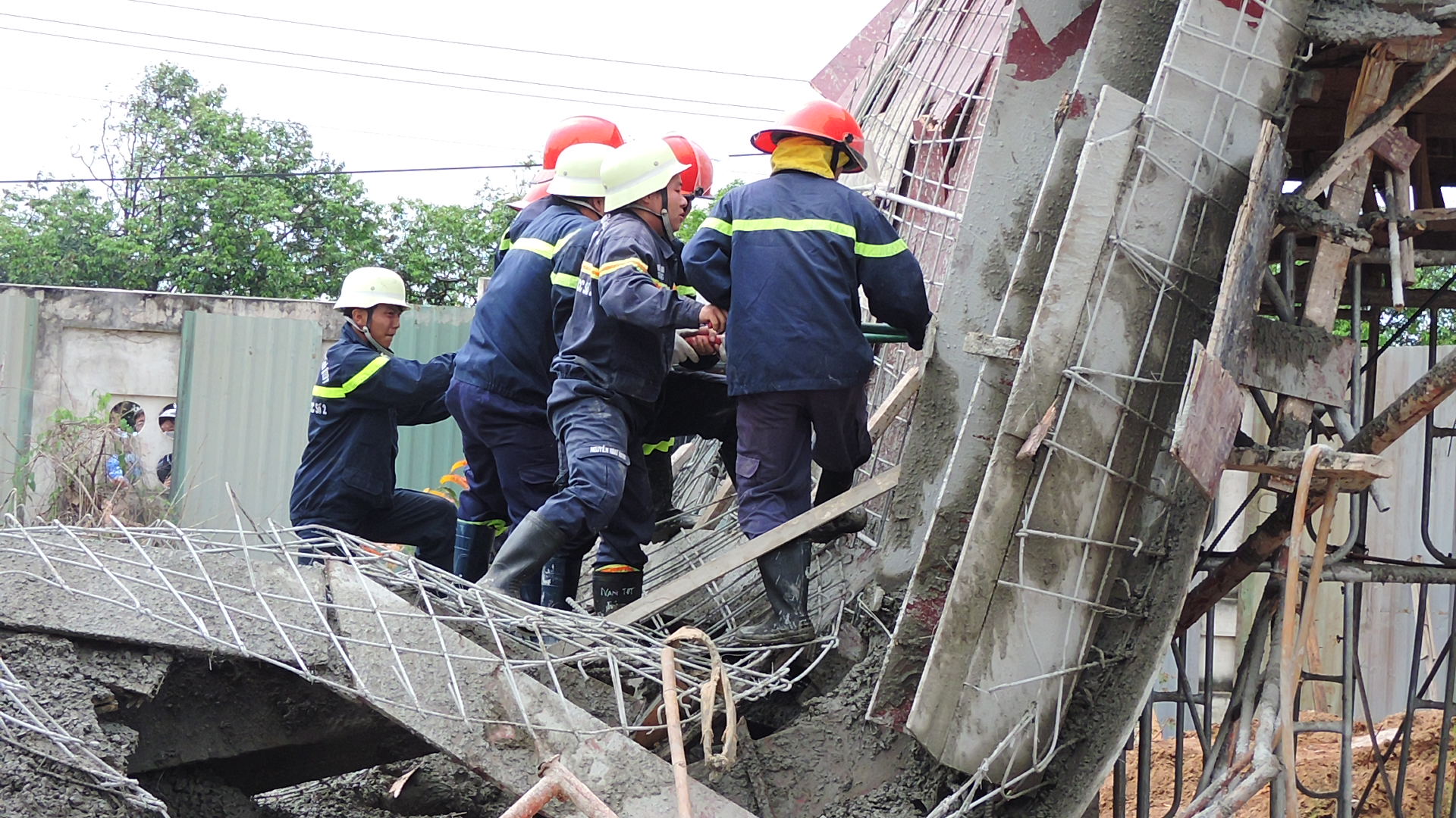 Lực lượng cứu hộ nghi còn người kẹt lại nên tiến hành tìm kiếm
