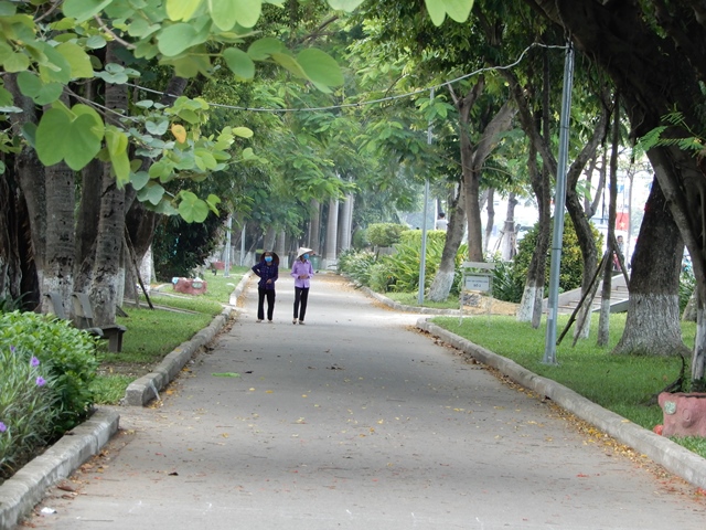 Kh&ocirc;ng c&oacute; chuyện quy&ecirc;n tiền từ thiện bằng c&aacute;ch sờ ngực thiếu nữ - Ảnh 1.