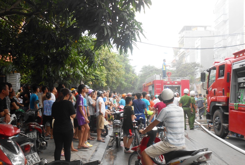 Náo loạn cả phố vì cửa hàng đèn trang trí bốc cháy