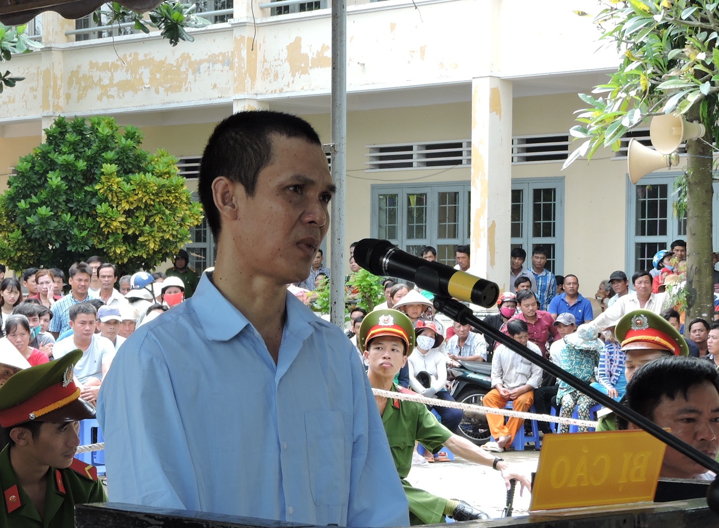 Giết vợ giấu thi thể dưới hầm cầu, chồng khai "sợ không ai nuôi con"