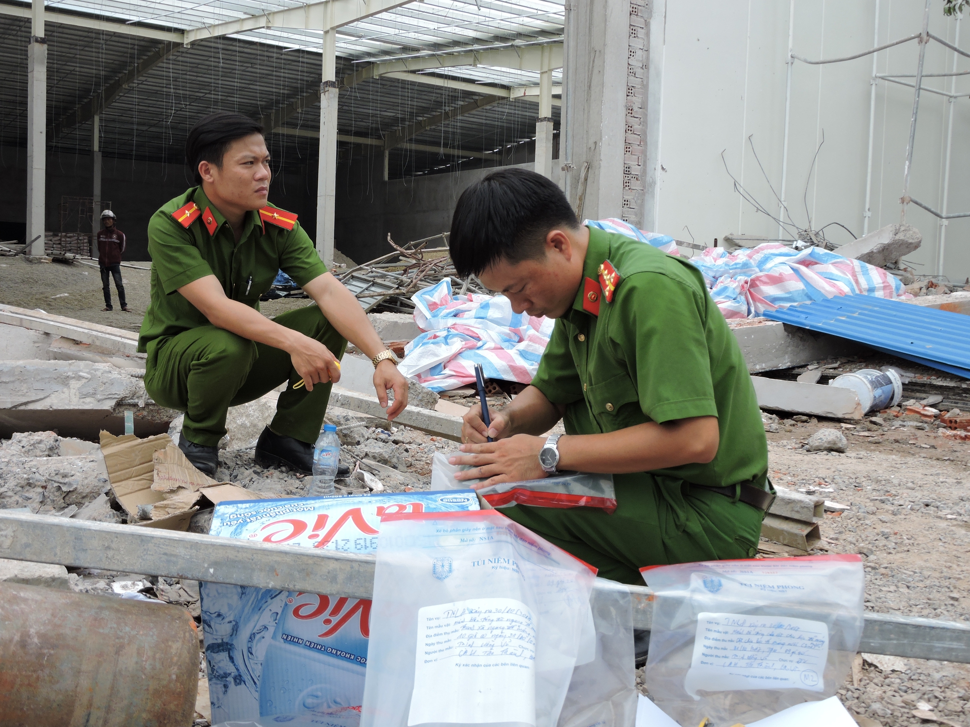 Khám nghiệm hiện trường vụ sập siêu thị, 4 người bị thương - Ảnh 3.
