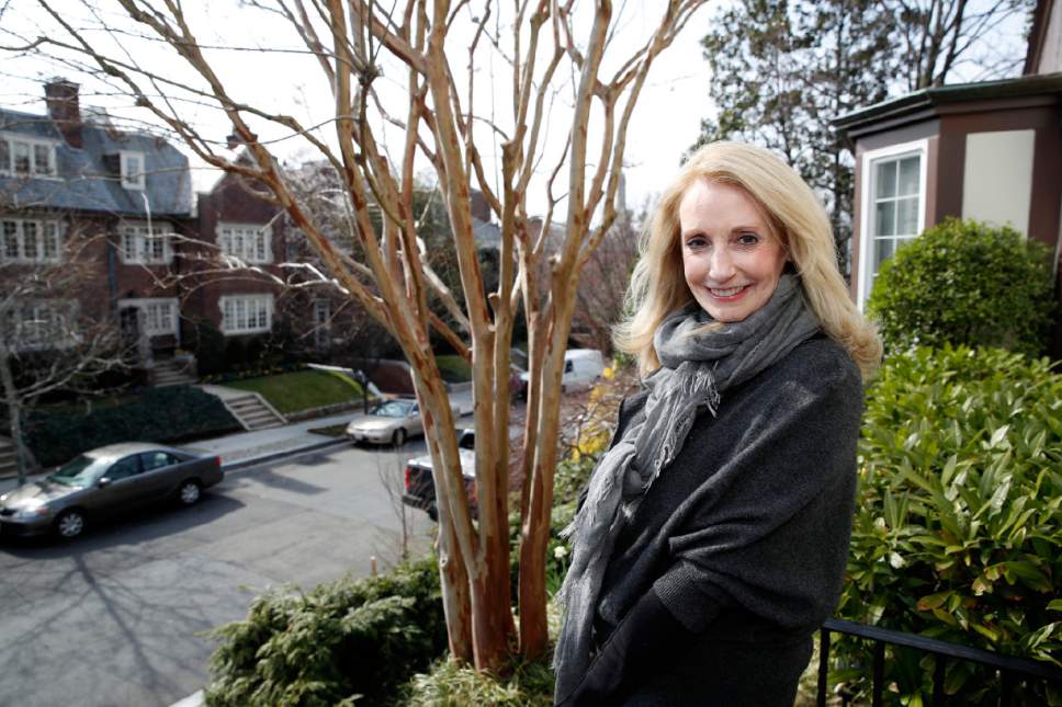 
B&agrave; Rhona Wolfe Friedman, một h&agrave;ng x&oacute;m của gia đ&igrave;nh Ivanka Trump. Ảnh: AP
