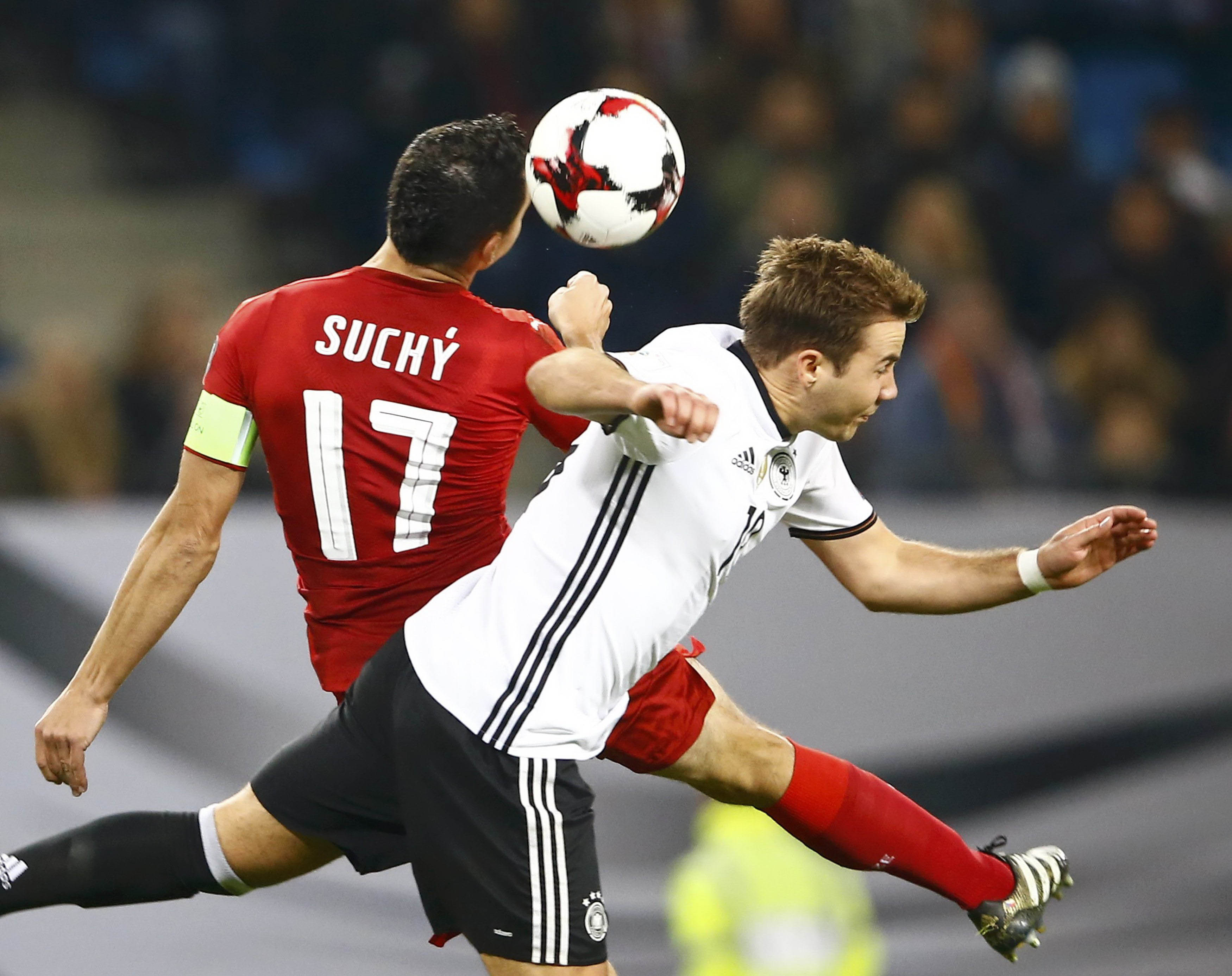 Anh, Đức khẽ chạm vào vé World Cup