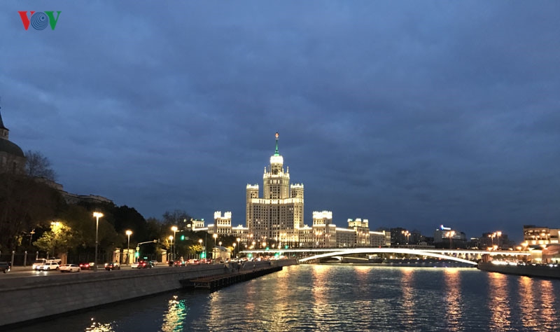 Những t&ograve;a nh&agrave; lộng lẫy soi b&oacute;ng tr&ecirc;n d&ograve;ng s&ocirc;ng Moskva - Ảnh 7.