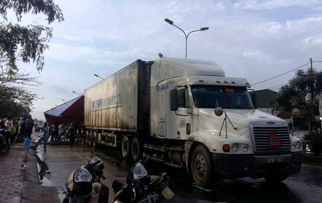 Xe container tông xe máy sang đường, 2 người thương vong