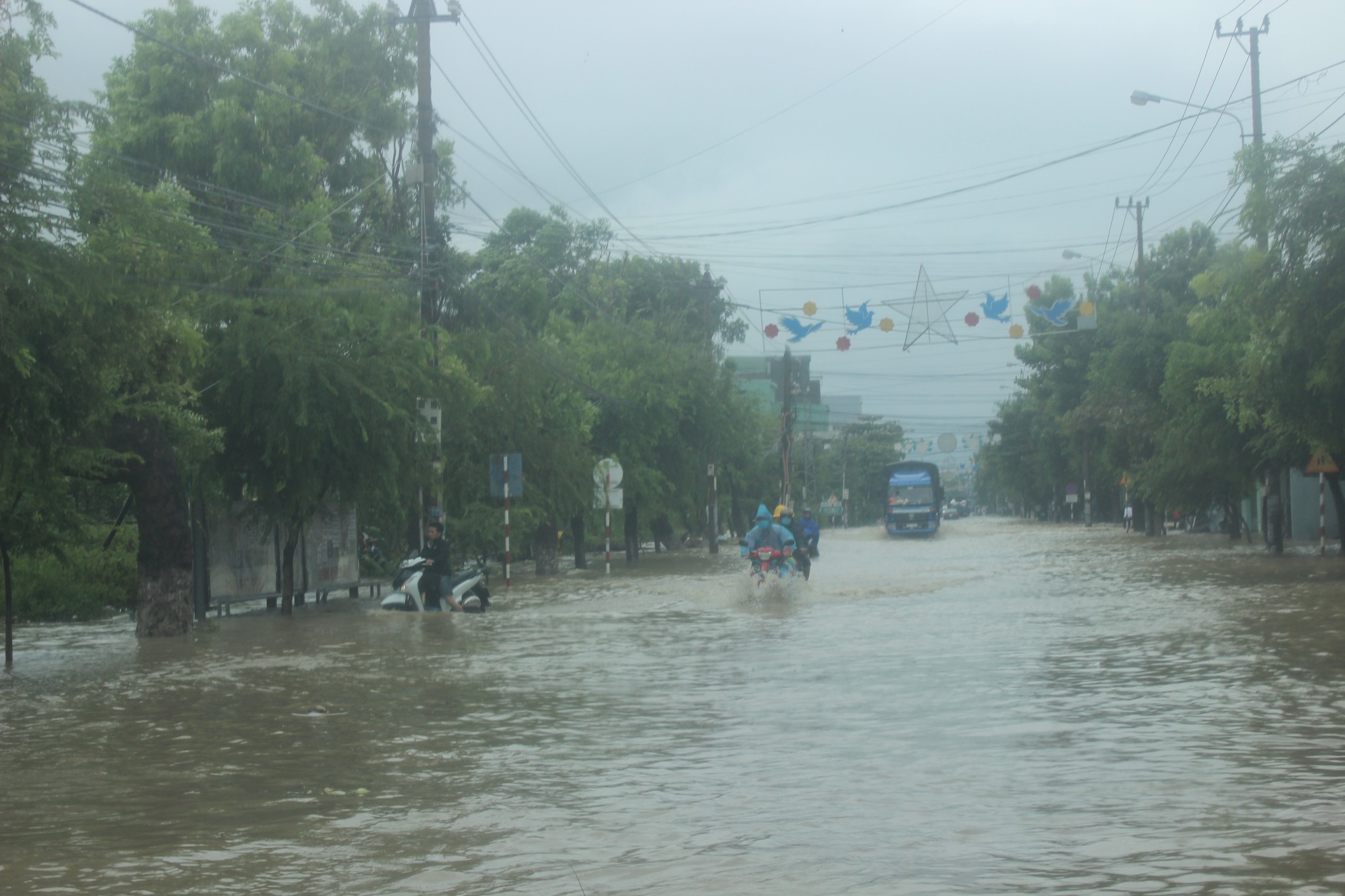 Lũ k&eacute;o về bao v&acirc;y, TP Quy Nhơn ch&igrave;m trong biển nước - Ảnh 5.