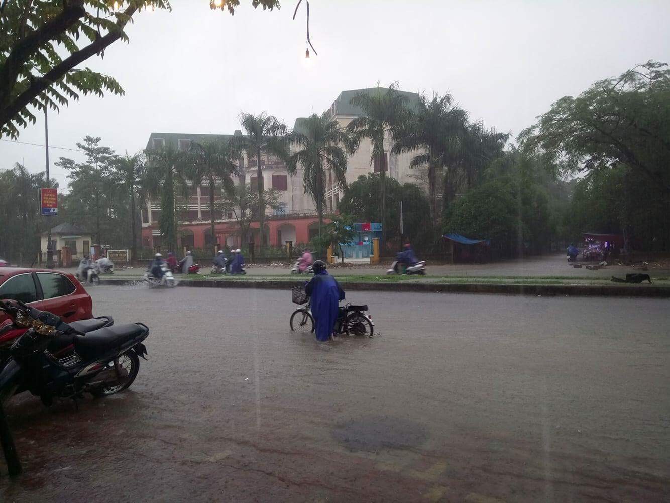 Nước sông Hương lại lên, Huế đối mặt đợt lũ thứ 3? - Ảnh 2.