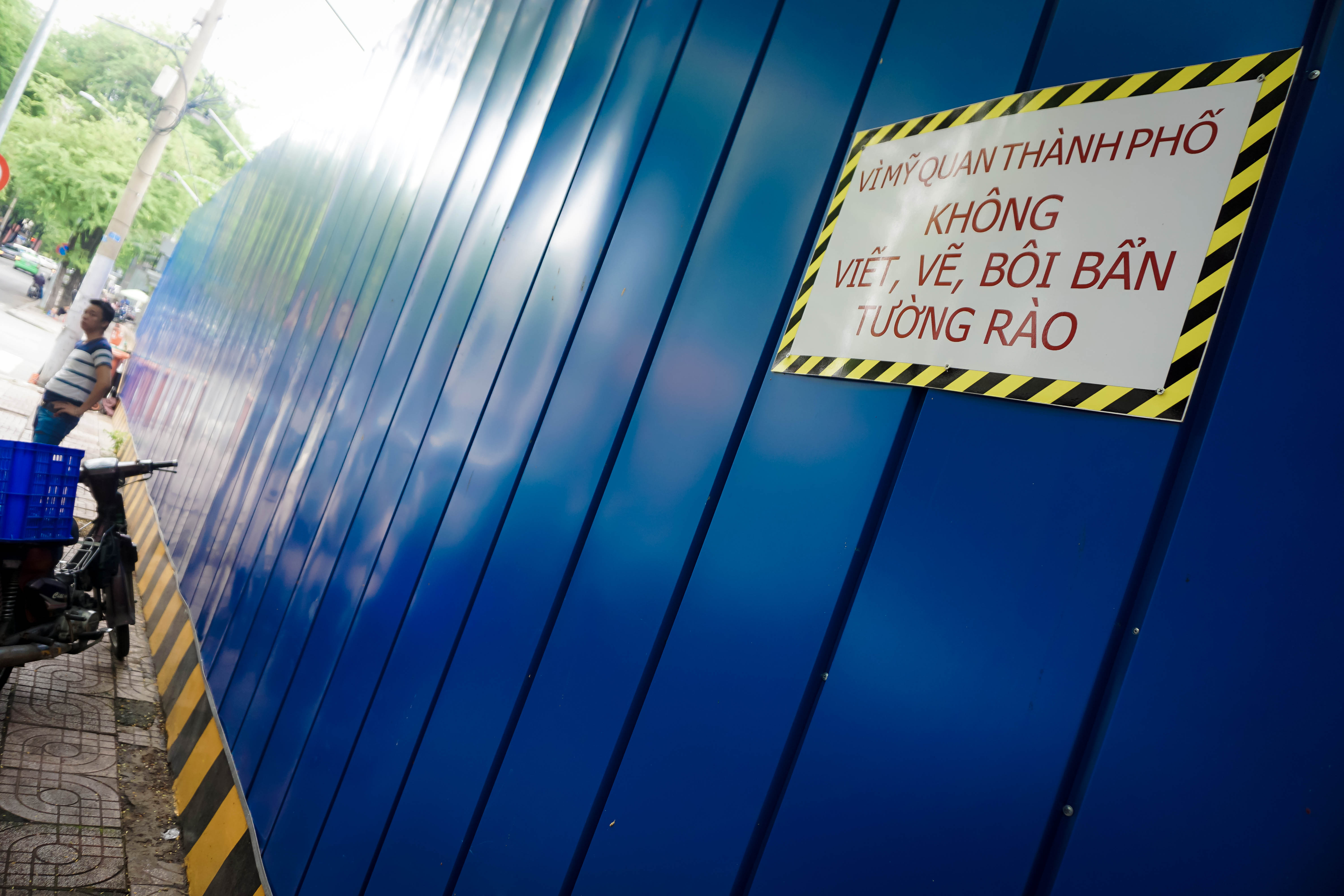 H&agrave;ng loạt r&agrave;o chắn c&ocirc;ng tr&igrave;nh, tủ điện bị b&ocirc;i bẩn - Ảnh 9.