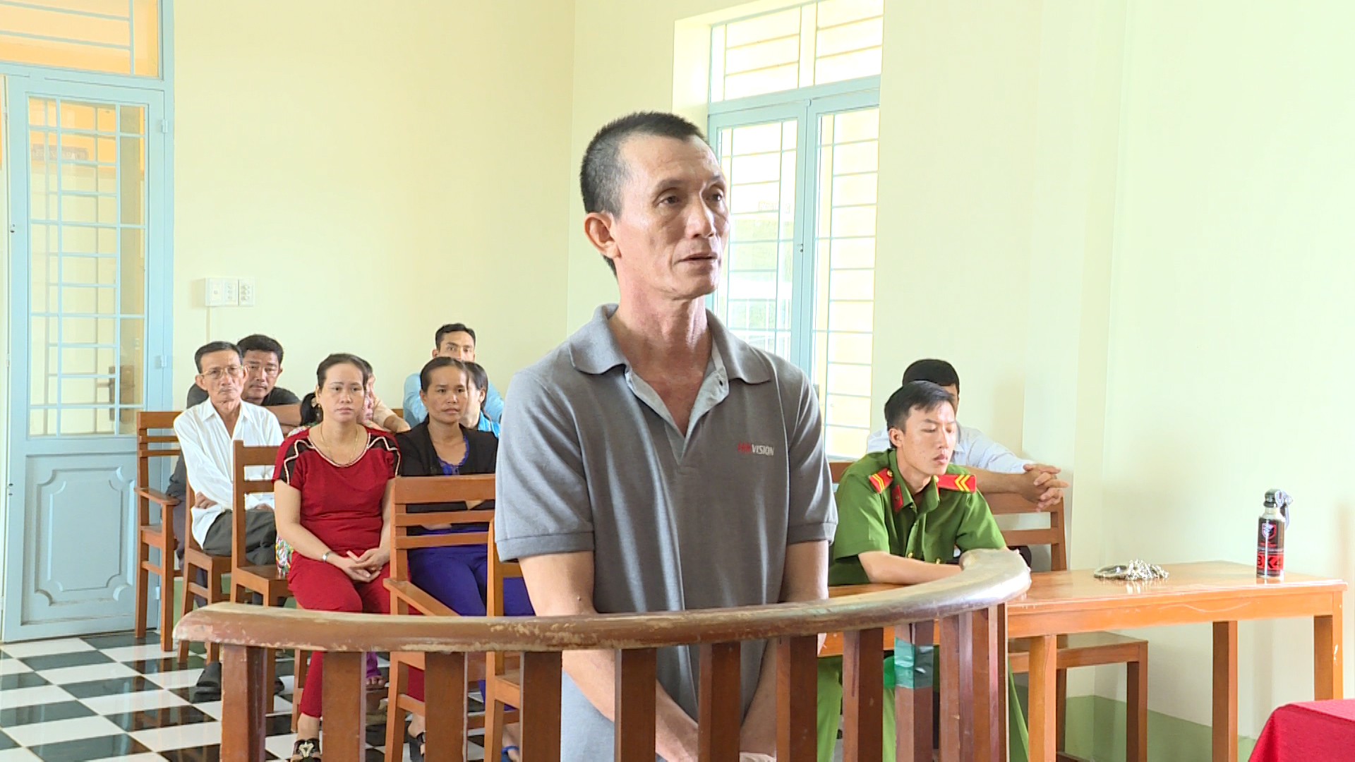 Gã bán quần áo giết chồng để được “yêu” vợ nạn nhân - Ảnh 1.