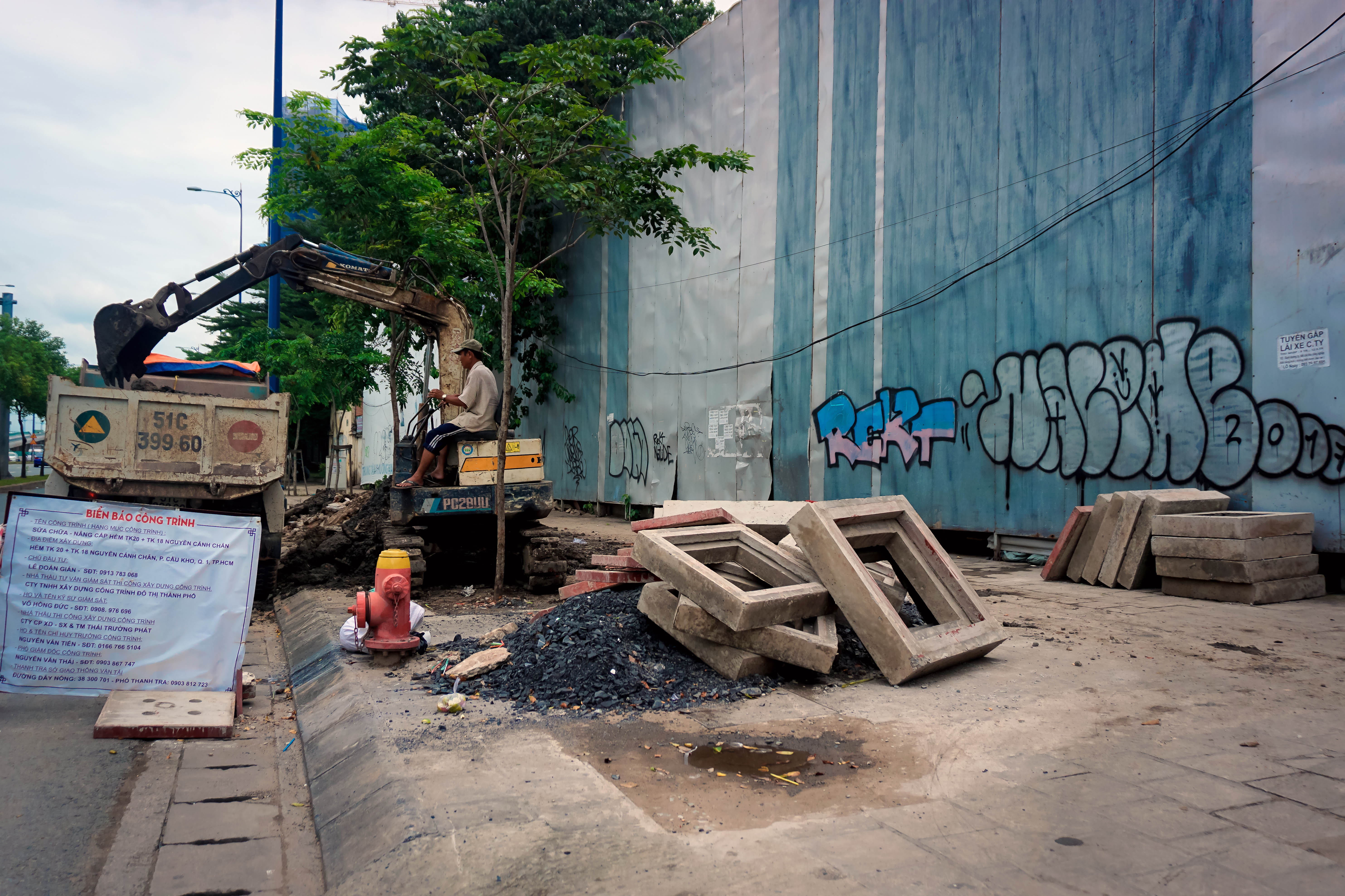 H&agrave;ng loạt r&agrave;o chắn c&ocirc;ng tr&igrave;nh, tủ điện bị b&ocirc;i bẩn - Ảnh 6.
