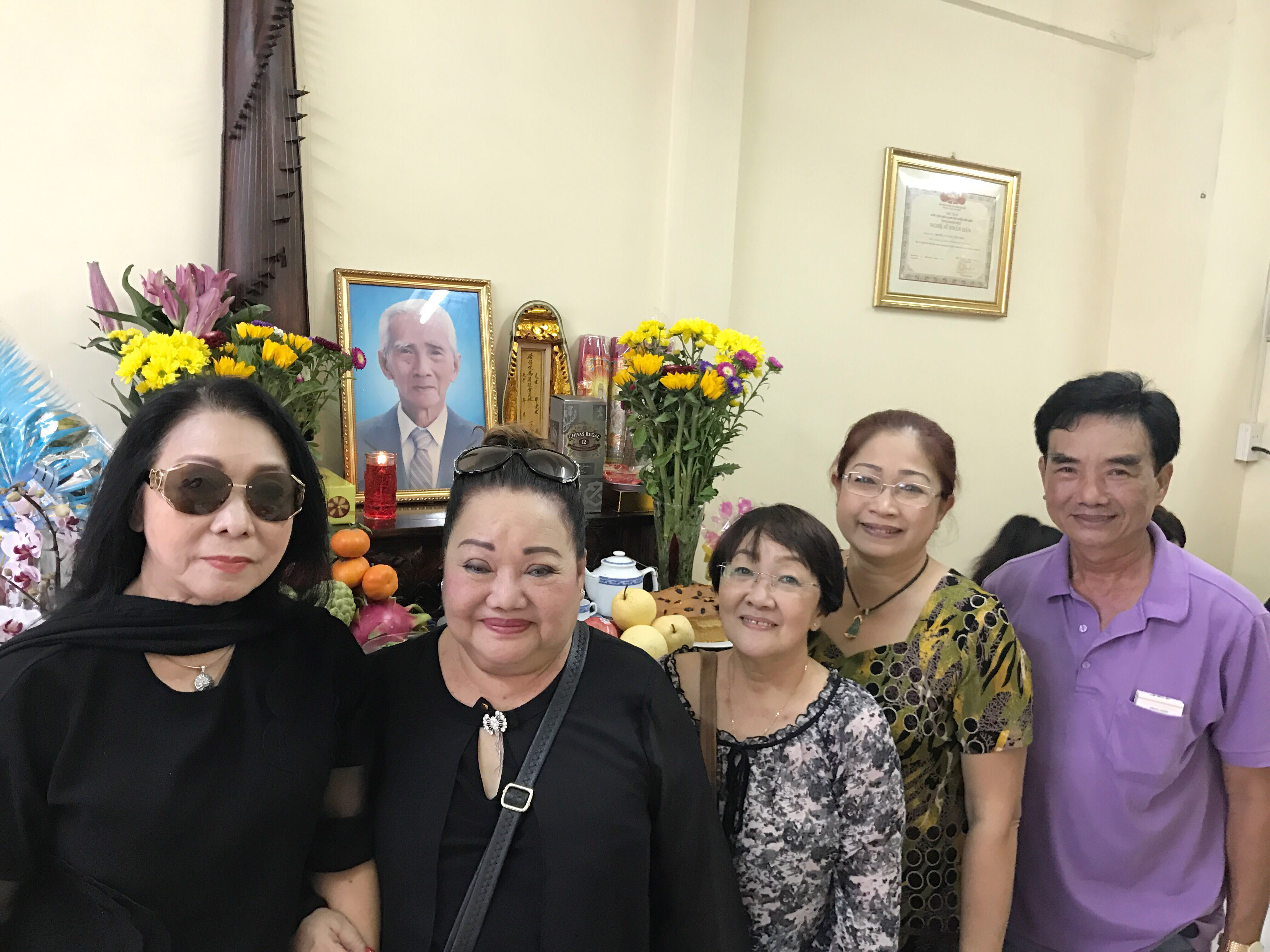 NSND Bạch Tuyết, Ngọc Gi&agrave;u, đạo diễn Hồng Dung, Mỹ Phượng v&agrave; nhạc sĩ Trương Minh Ch&acirc;u trong ng&agrave;y c&uacute;ng gi&aacute;p năm soạn giả - NSND Viễn Ch&acirc;u