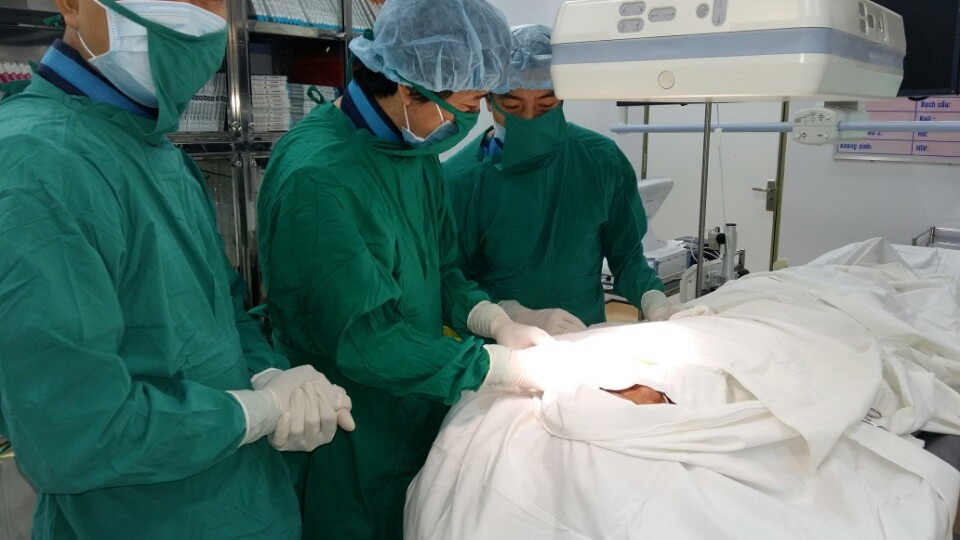 Đặt máy tạo nhịp tim vĩnh viễn cho một bệnh nhân nữ