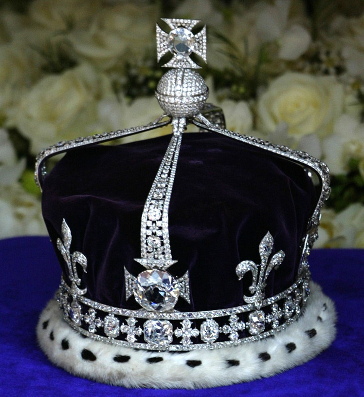 Viên Koh-i-Noor được đính trên mũ miện của mẹ nữ hoàng Elizabeth II. Ảnh: REUTERS
