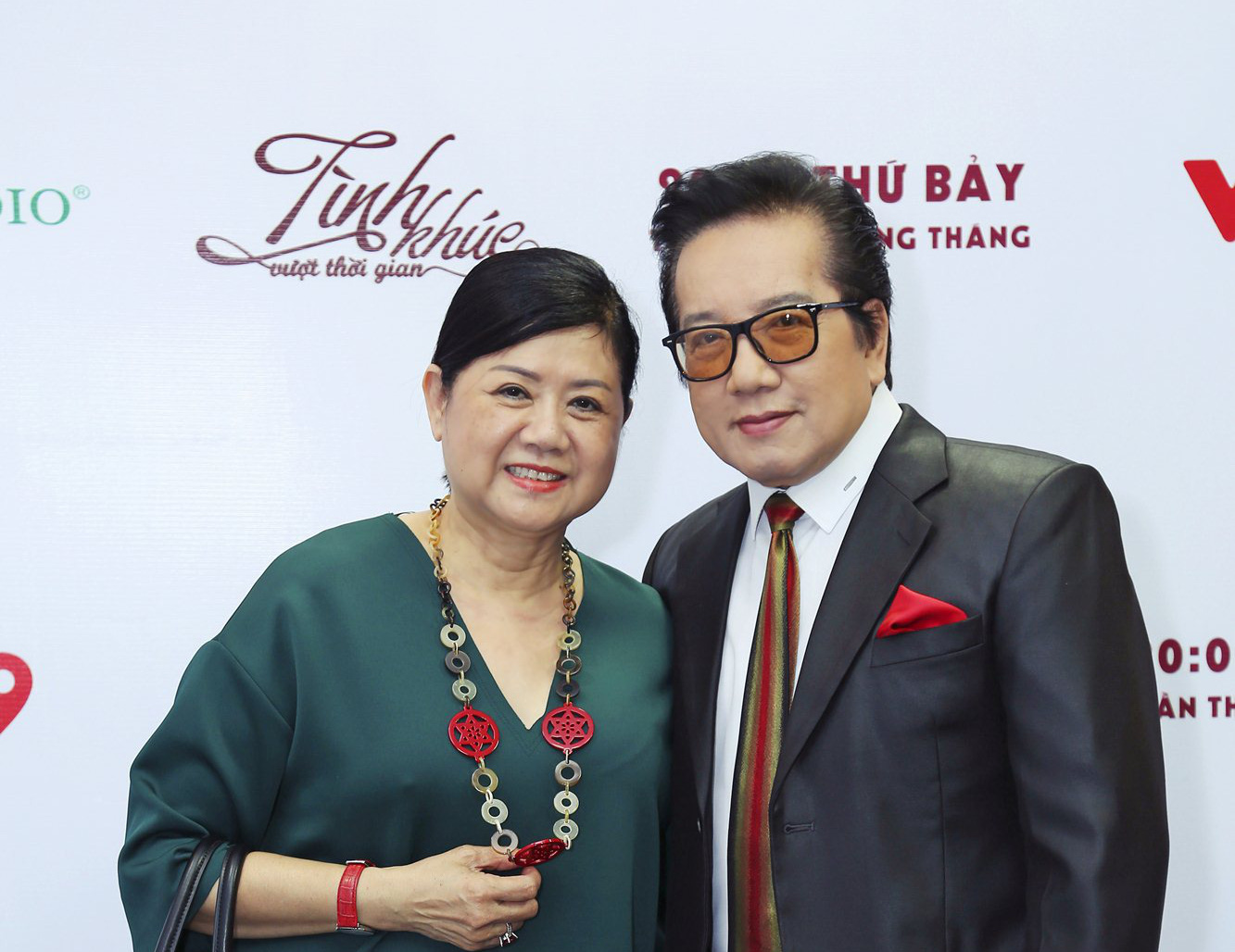 Elvis Phương được vợ chăm sóc chu đáo trong hậu trường "Tình khúc vượt thời gian"