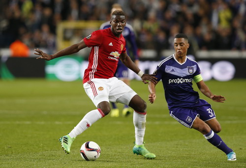 Man United bị níu chân ở Bỉ, CĐV đánh nhau tại Pháp