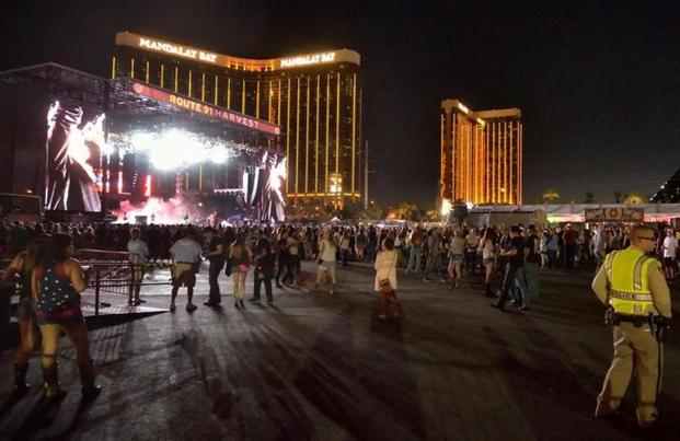 Sao nhạc đồng qu&ecirc; kinh ho&agrave;ng v&igrave; vụ xả s&uacute;ng ở Las Vegas - Ảnh 3.