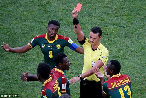 Trọng tài đuổi nhầm người hi hữu, Đức loại Cameroon