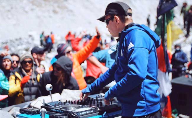 DJ hàng đầu tổ chức tiệc âm nhạc ở "nóc nhà thế giới"