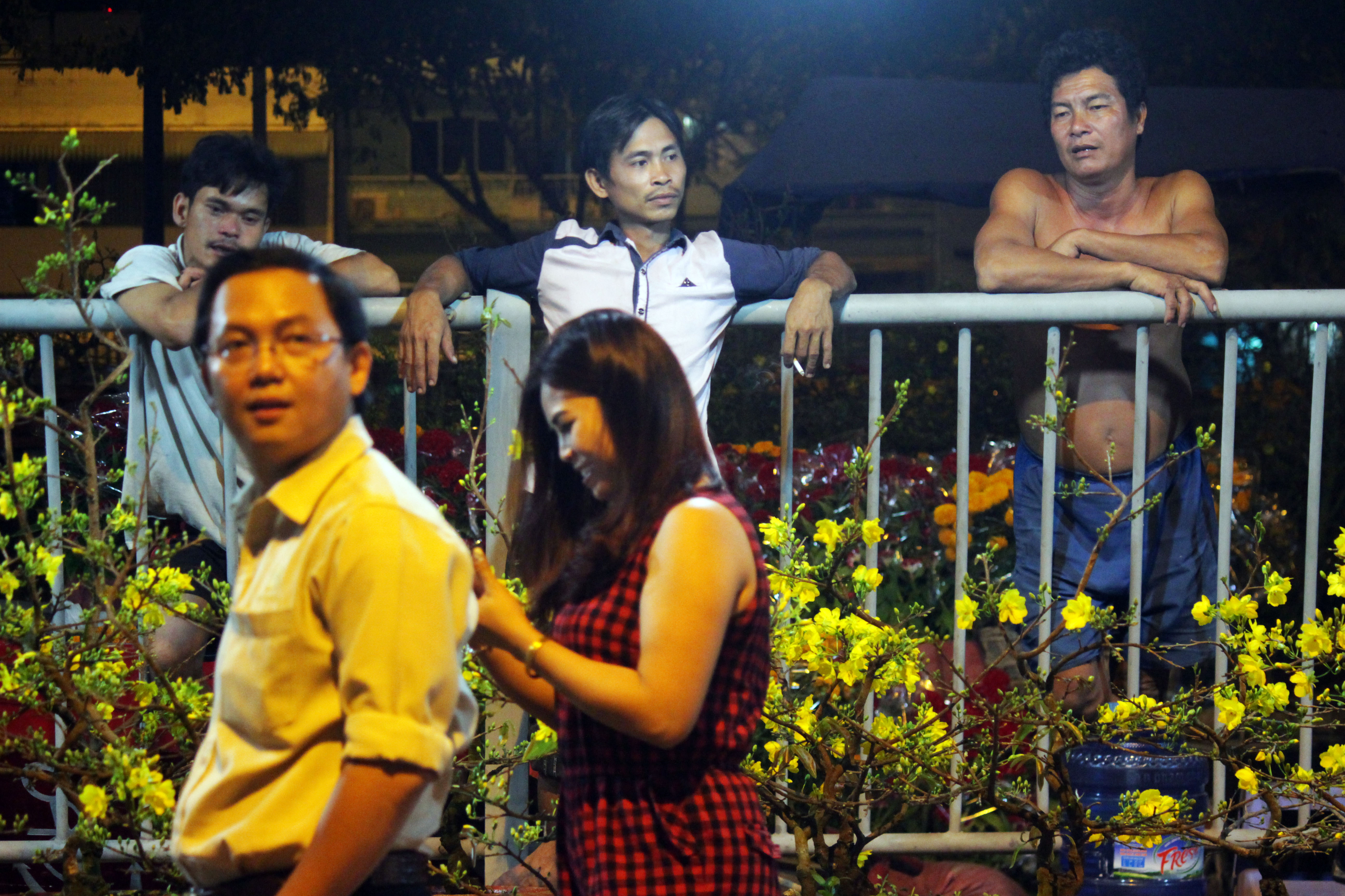 Nhọc nhằn hoa Tết