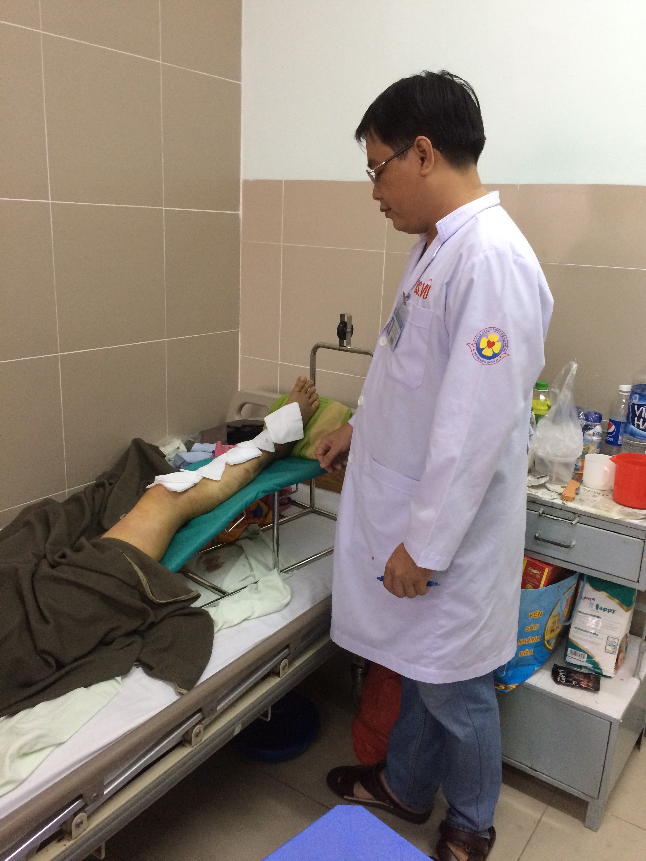 Bệnh nh&acirc;n bị tuyến tr&ecirc;n từ chối, tuyến huyện mổ được - Ảnh 1.