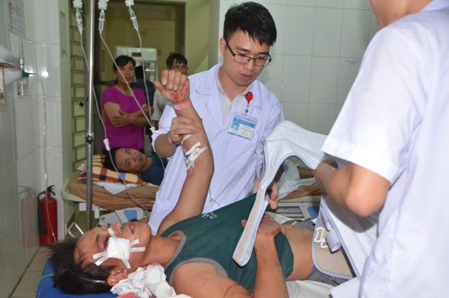Thang m&aacute;y c&ocirc;ng tr&igrave;nh rơi tự do, 7 người trọng thương - Ảnh 2.